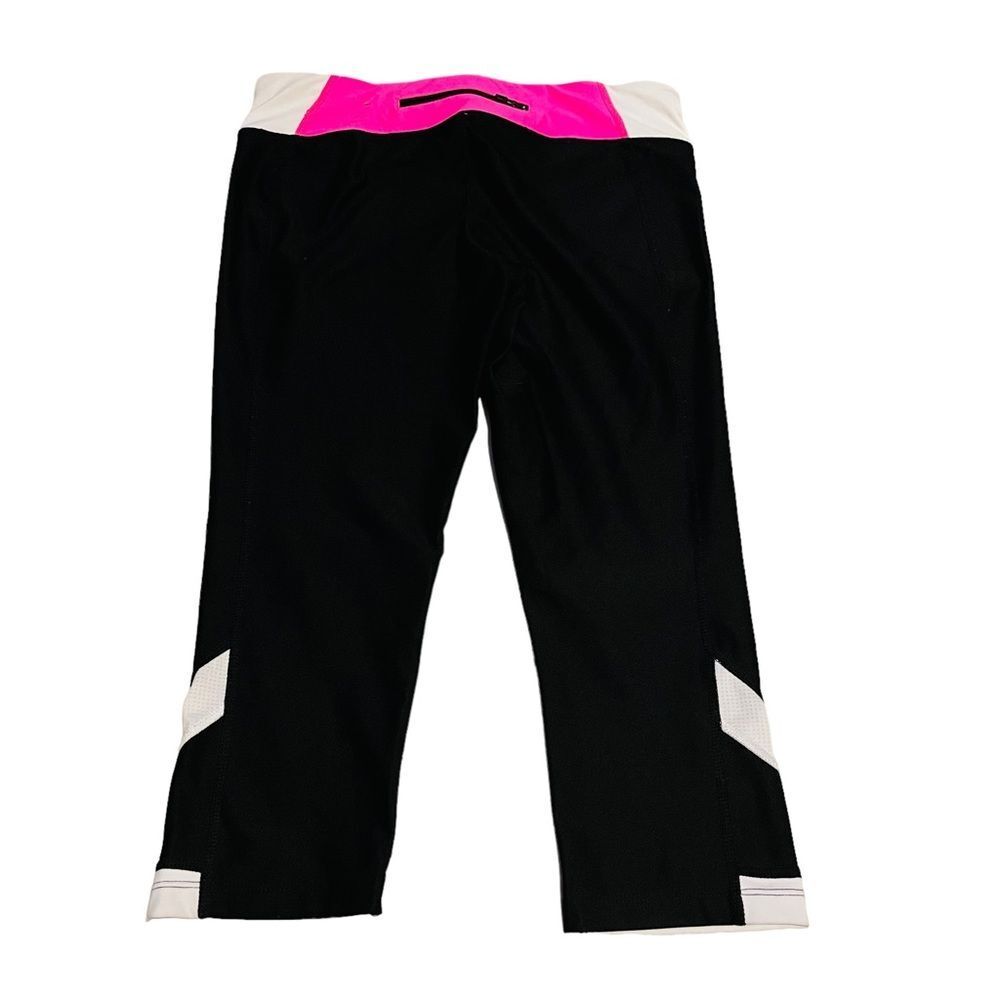 10/$25🦋 Xersion Black, White & Pink Fitted Cropped Workout Capri Pants - Small